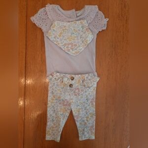 Baby girl, 0-3 months 3 piece outfit. D26